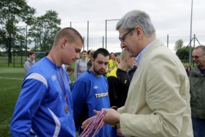 Wręczenie pucharów i medali za Gminna Liga Piłki Nożnej